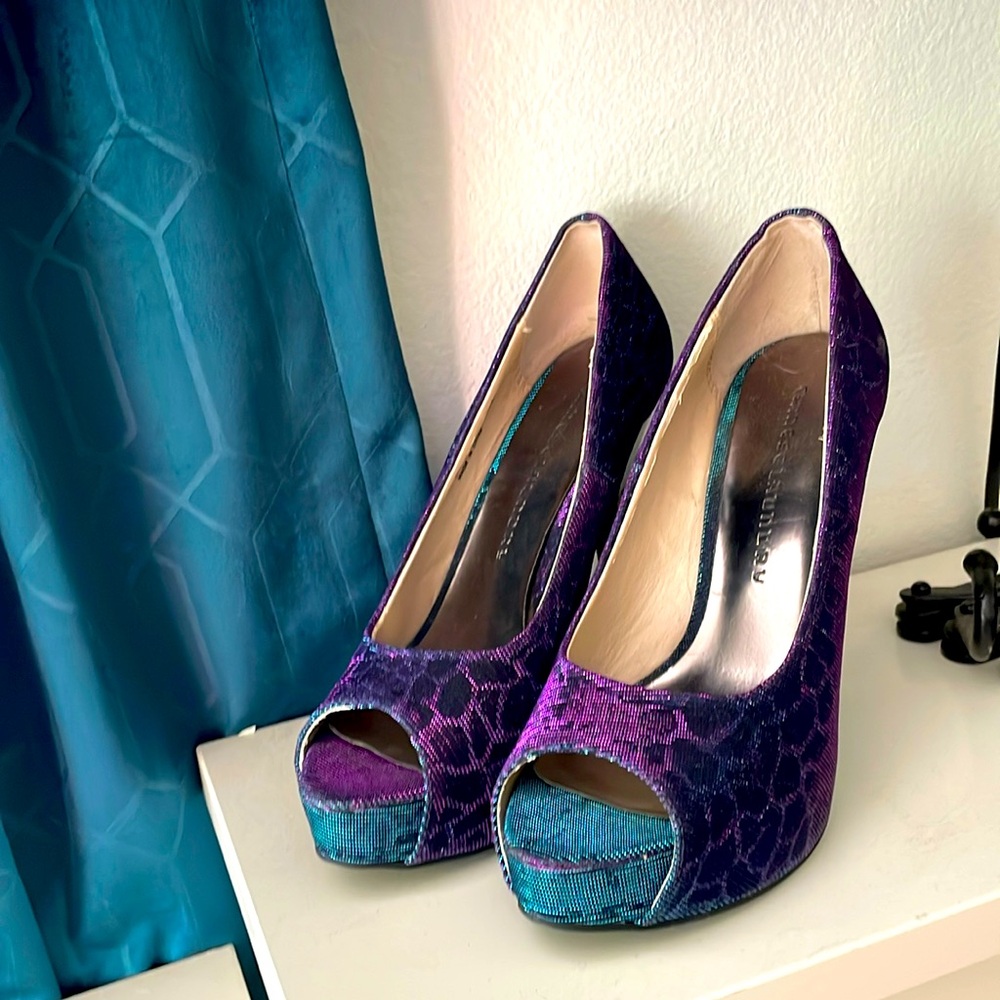Chinese Laundry; peep toe pumps;  size 8 ; purple/blue